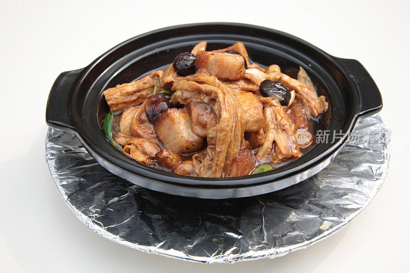 Braised Bean Curd Skin, Roasted Pork,Tofu Clay Pot  (枝竹火腩豆腐煲)